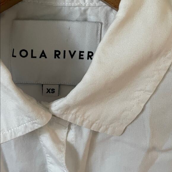 White Short Sleeve Button-Up Shirt

PTP 21”
Length 27” - Picture 2 of 4